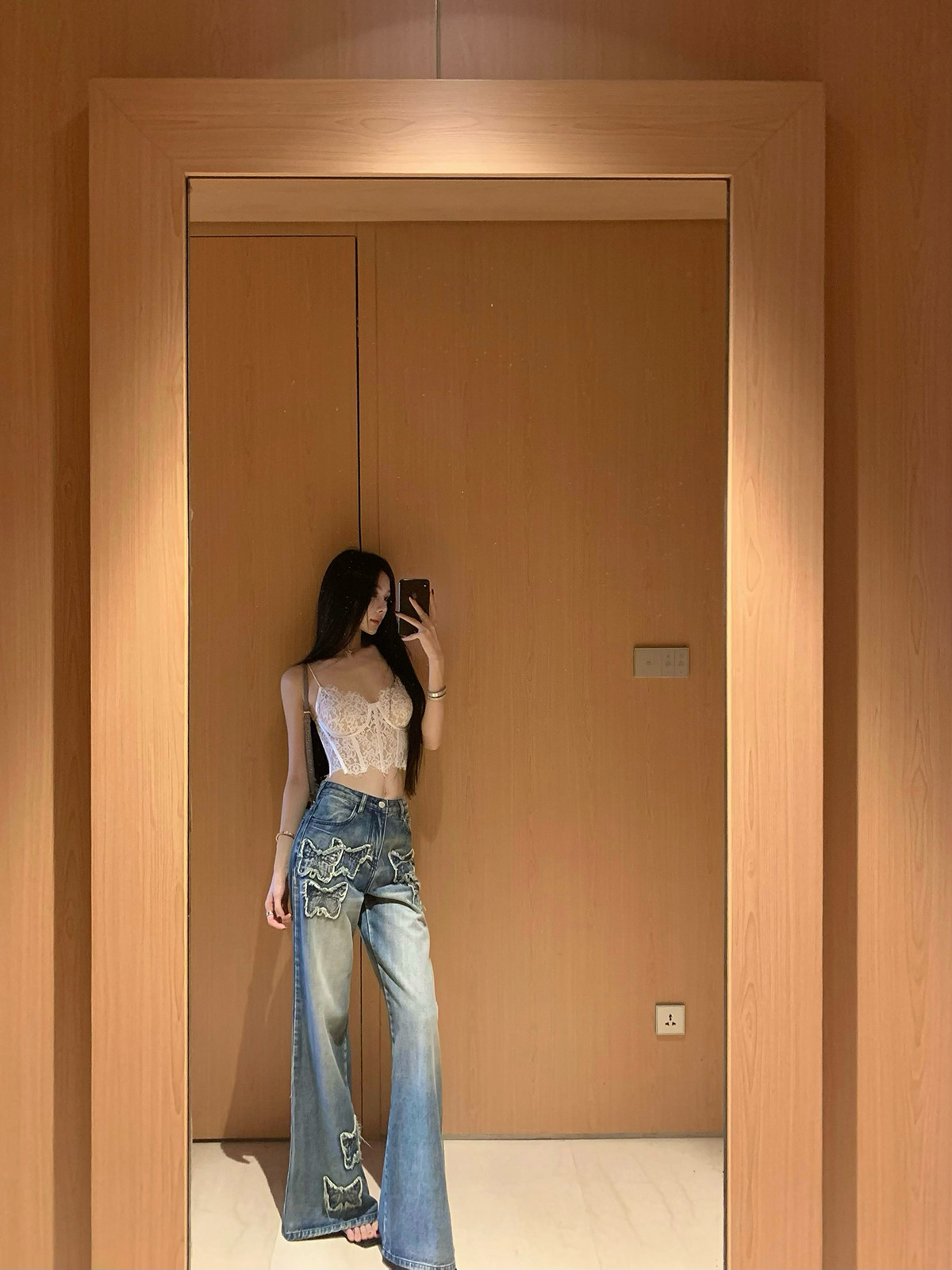25050813